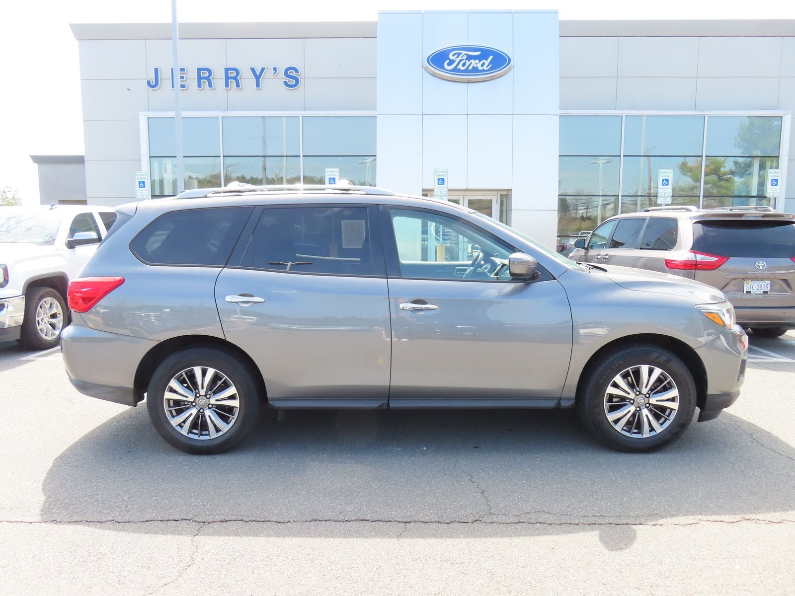 2019 Nissan Pathfinder SV