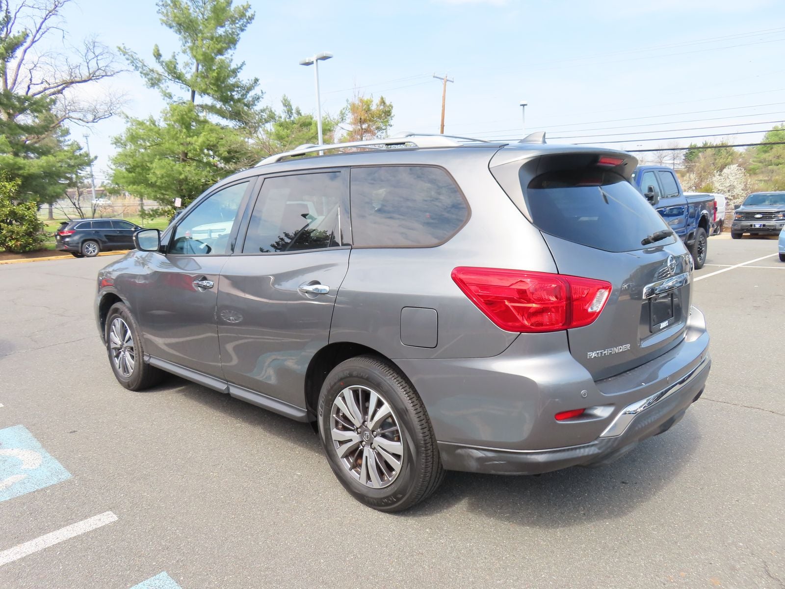 2019 Nissan Pathfinder SV