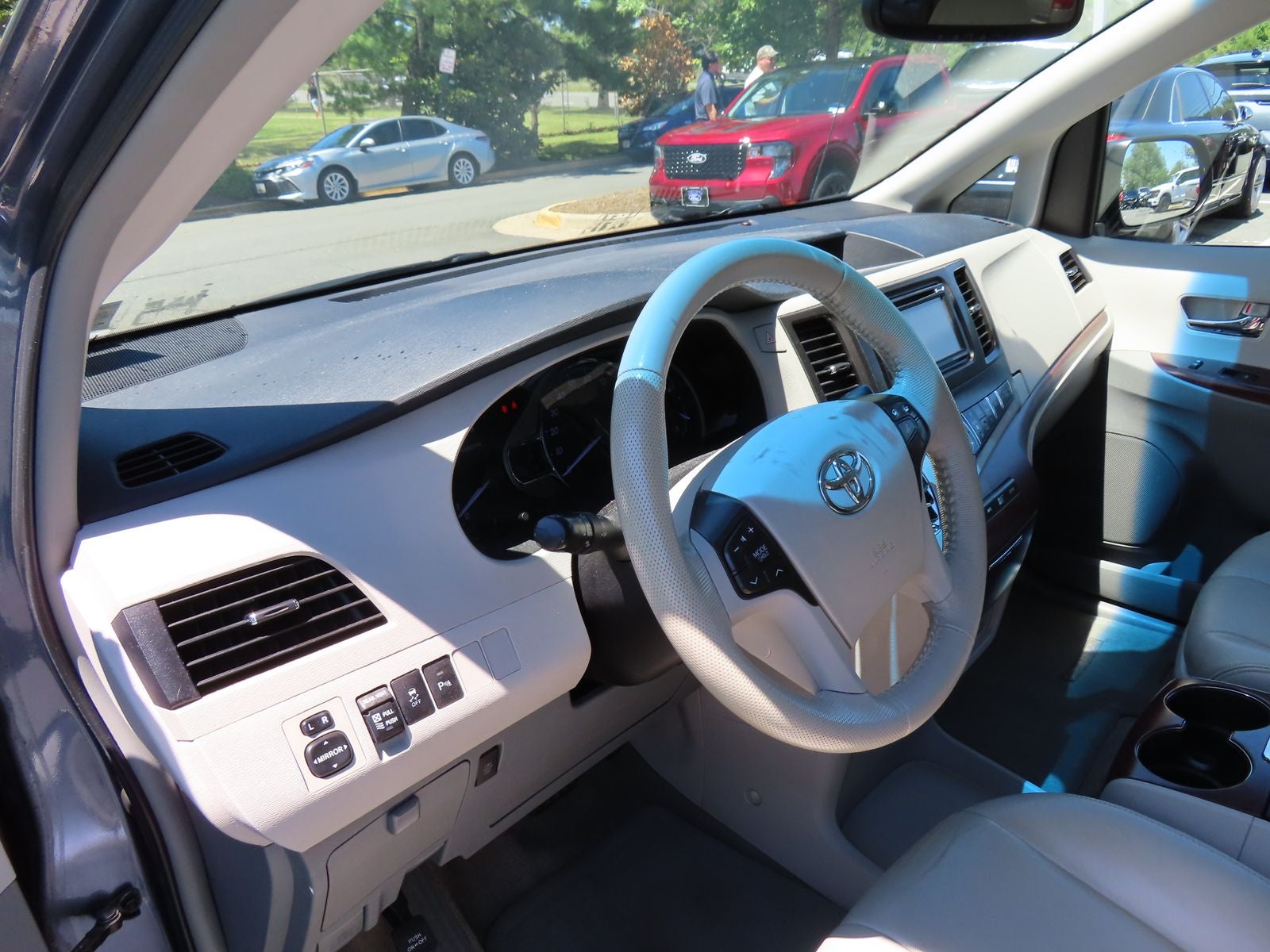 2014 Toyota Sienna XLE 8 Passenger