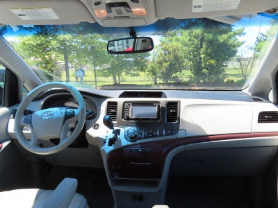 2014 Toyota Sienna XLE 8 Passenger