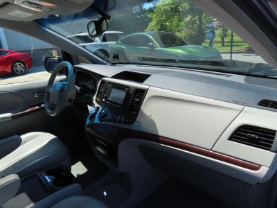 2014 Toyota Sienna XLE 8 Passenger