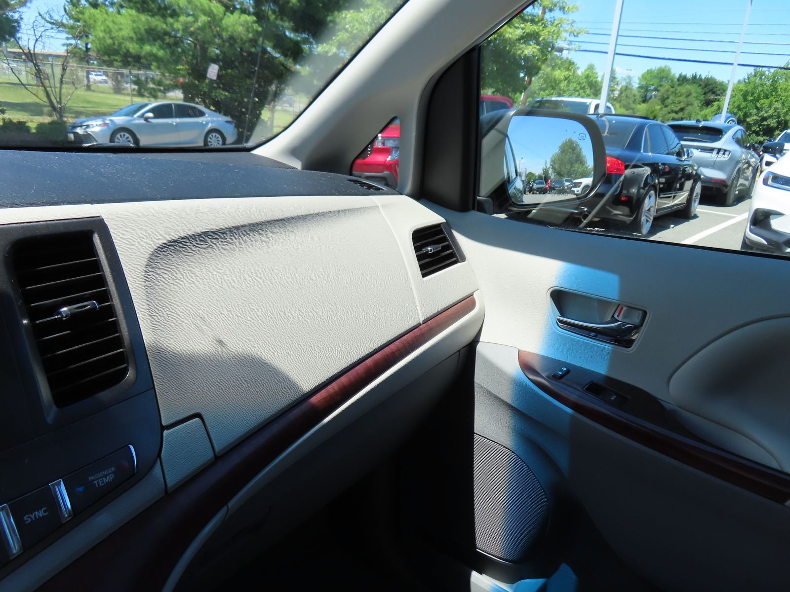 2014 Toyota Sienna XLE 8 Passenger