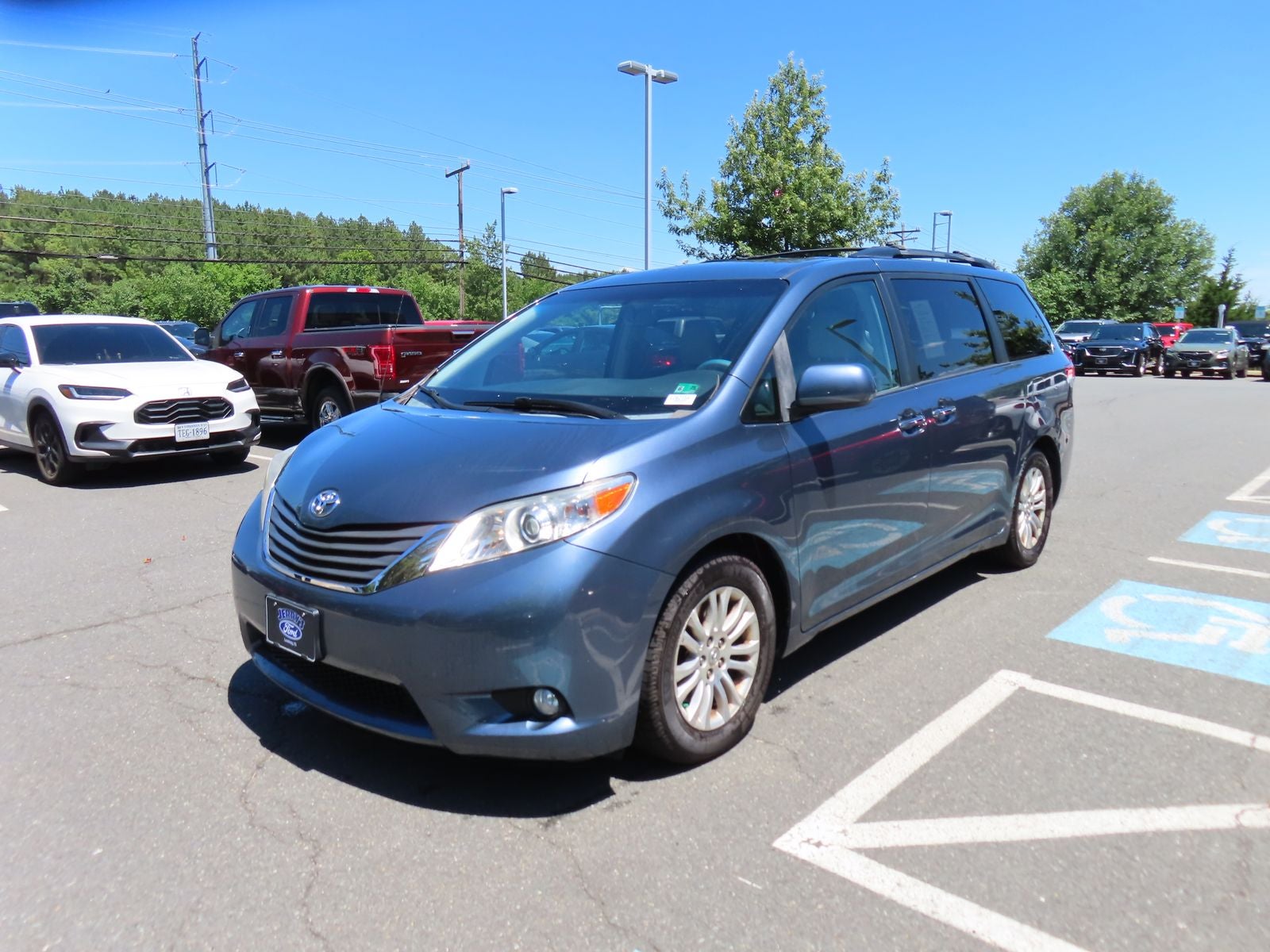 2014 Toyota Sienna XLE 8 Passenger