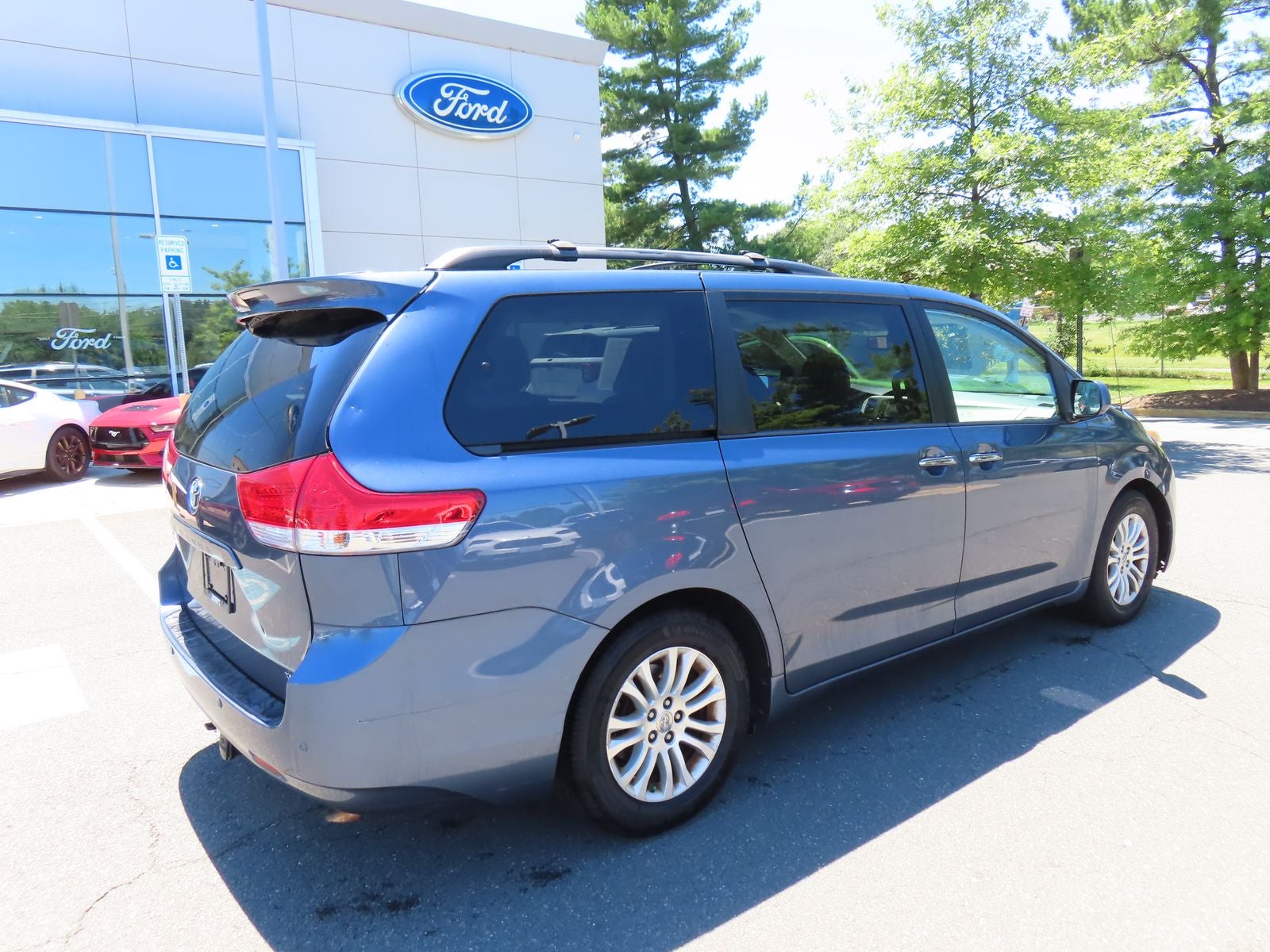 2014 Toyota Sienna XLE 8 Passenger