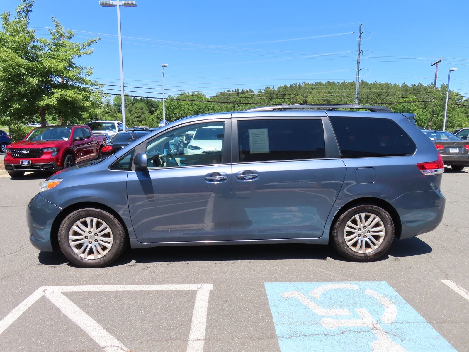 2014 Toyota Sienna XLE 8 Passenger