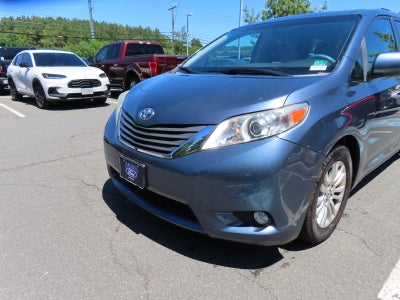 2014 Toyota Sienna XLE 8 Passenger