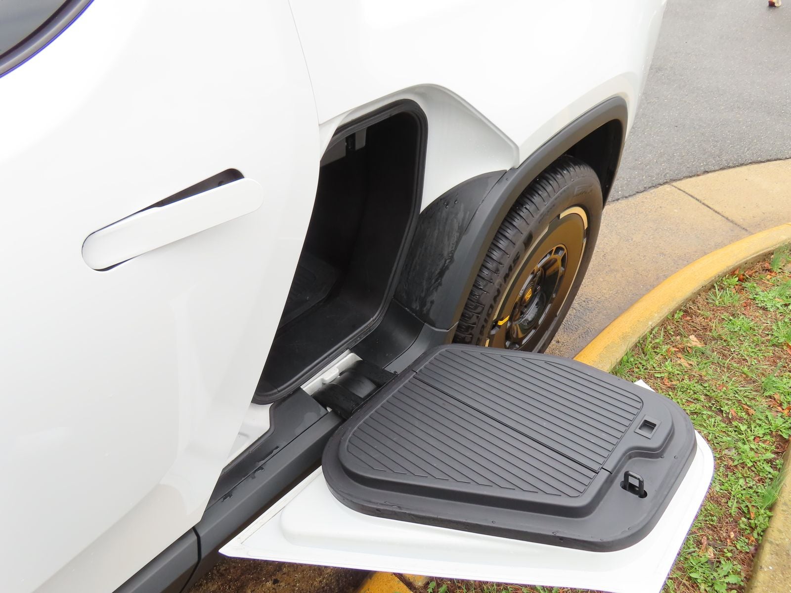 2025 Rivian R1T Adventure Dual Motor Standard Pack