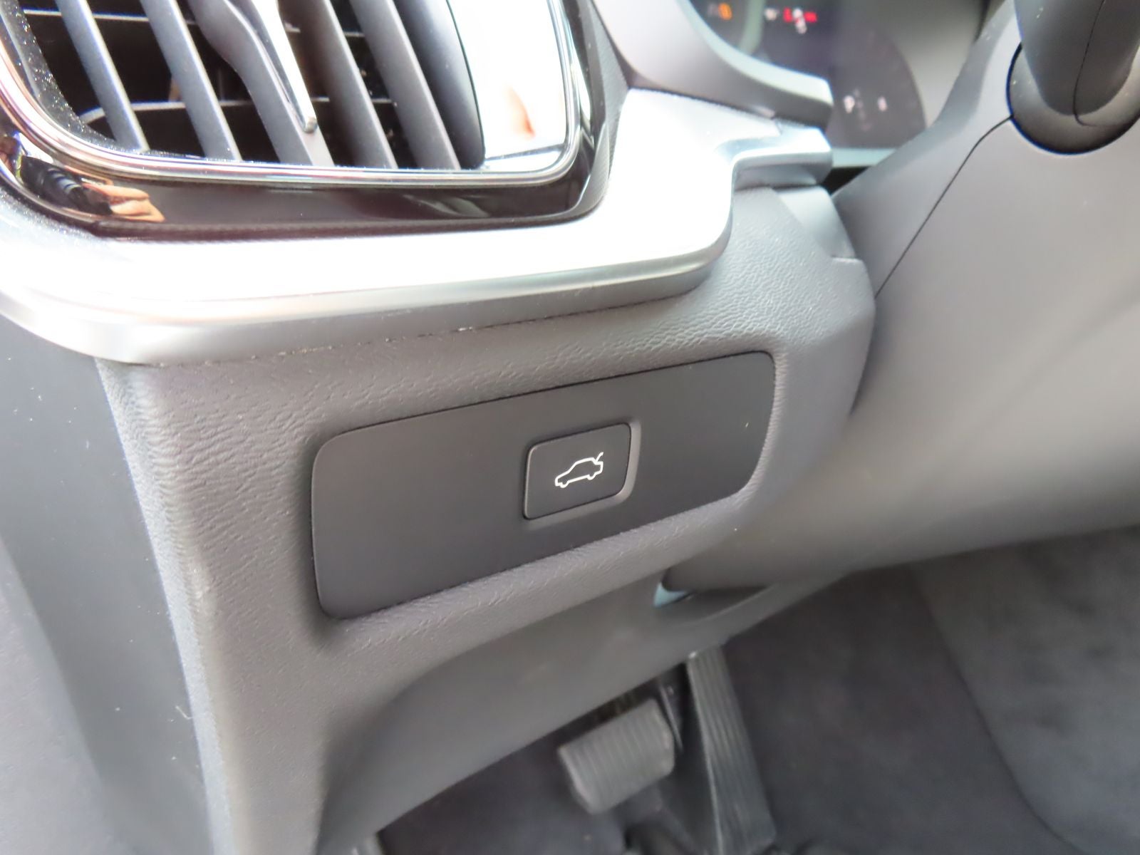 2024 Volvo S60 B5 Plus Black Edition